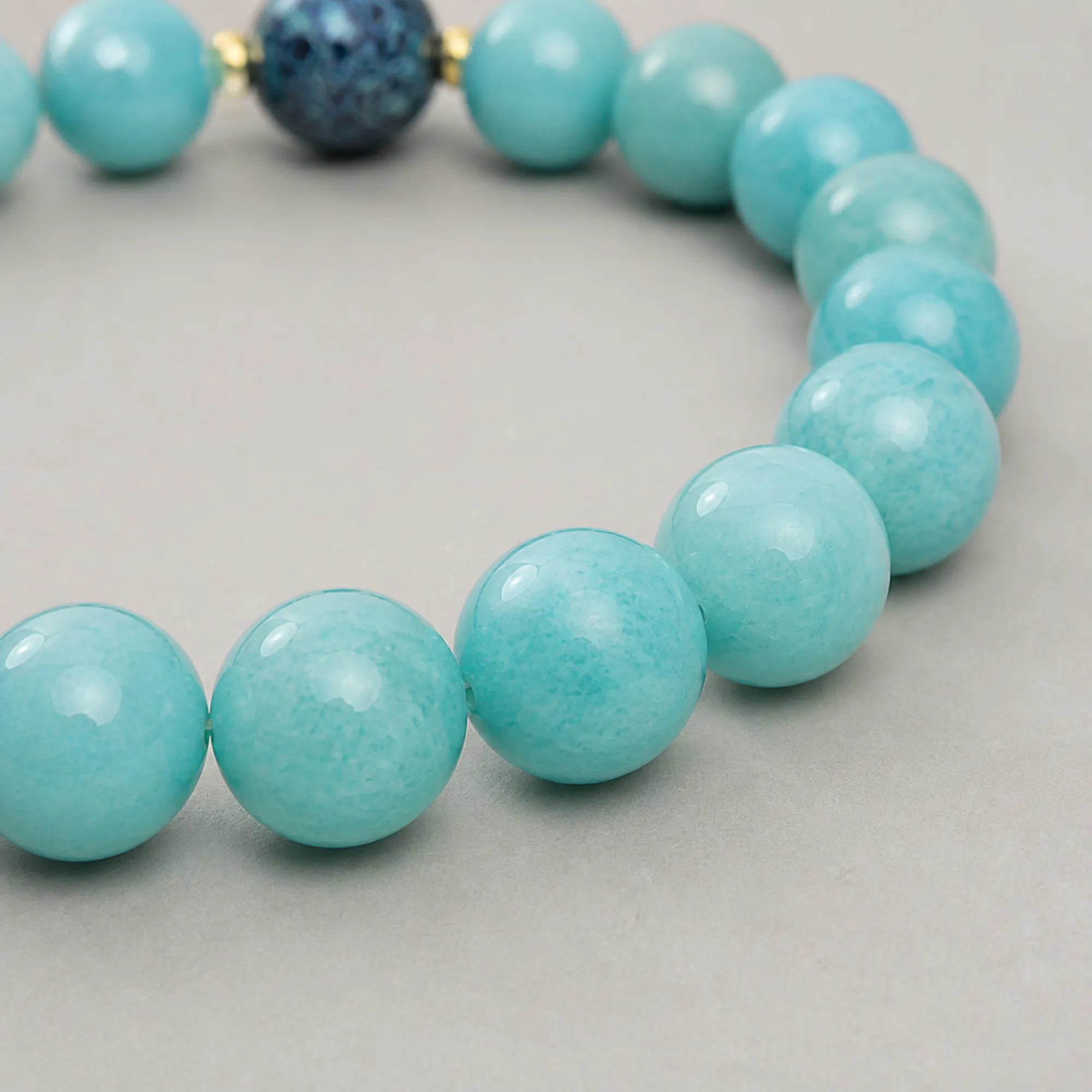 Aquamarine & Lacquerware Focal Bead Bracelet - detail view 2